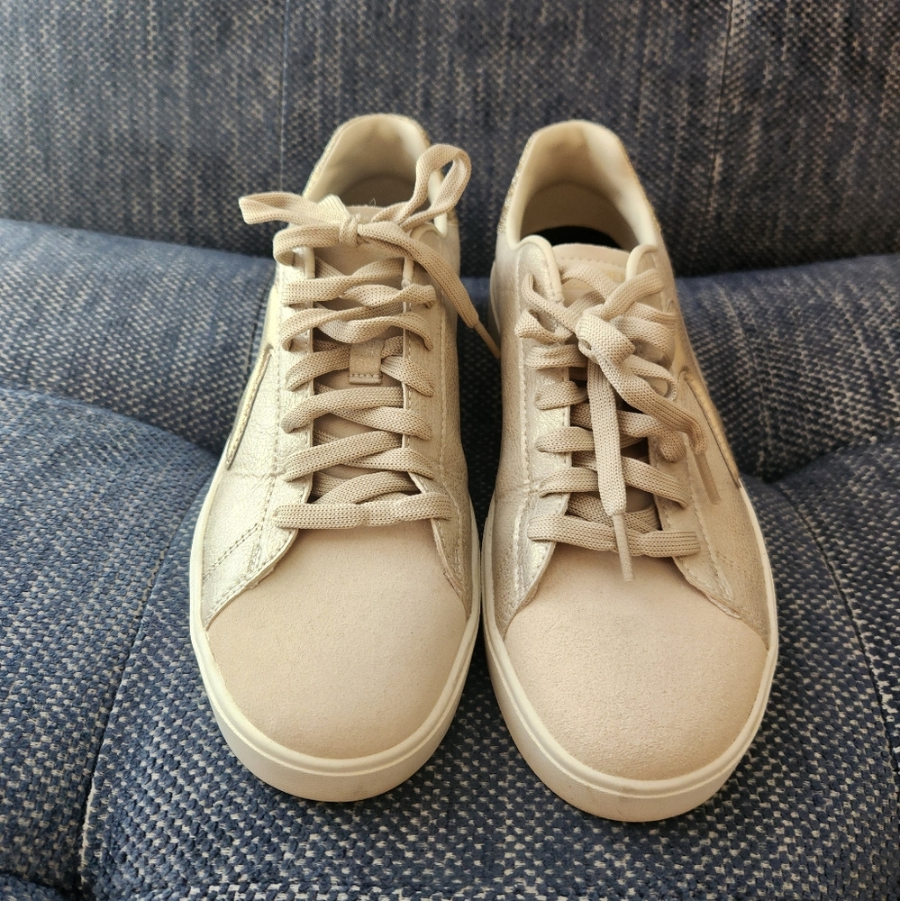 Skechers Eden LX Sneakers. Gold. Womens 8M